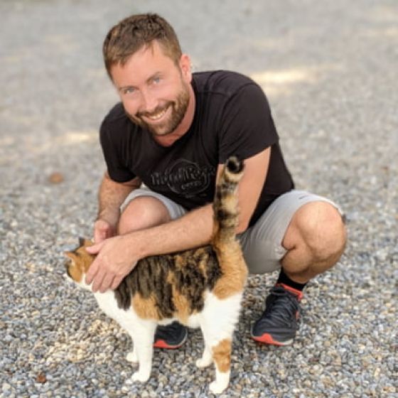 Maik Bräuer im Einsatz als Katzensitter mit einer Freigänger Katze
